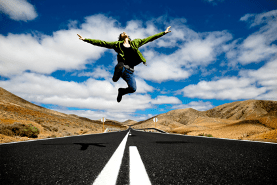 C'est une personne qui saute en l'air avec les bras tendus sur les côtés.